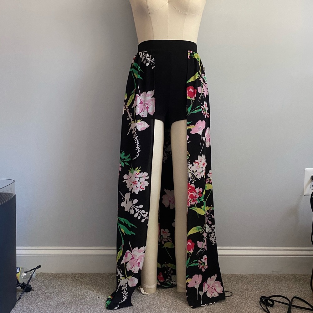 BRAND NEW WITH TAGS Black Floral Shorts with Skirt, Size Small